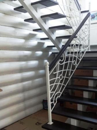 Лестница на белом монокосоуре